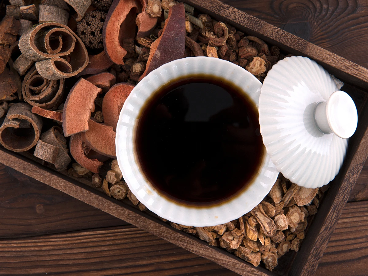 2.喝中藥茶飲幫助從內調理，疏肝解鬱、安神助眠