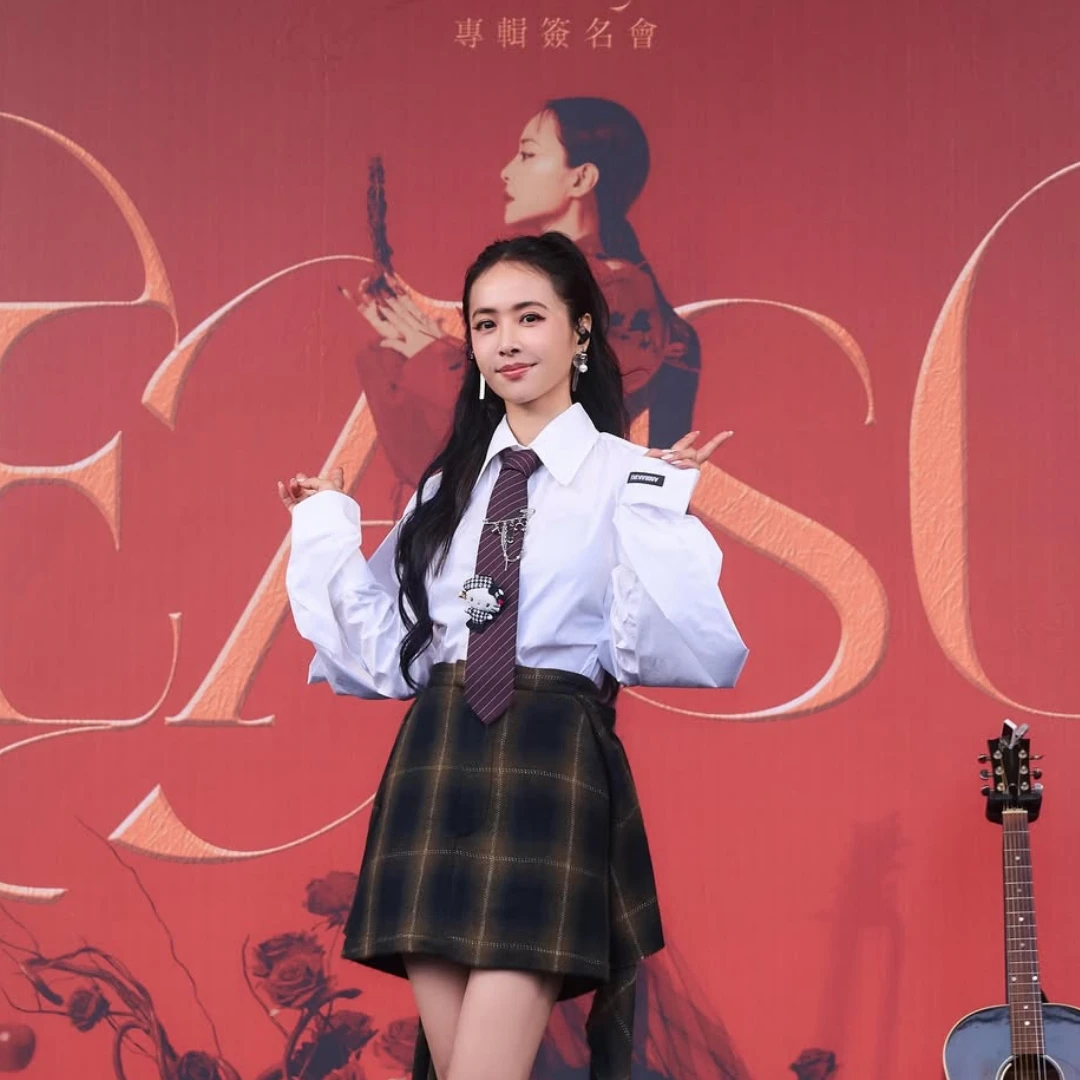 蔡依林戶外簽唱會狀態超好!白襯衫+格紋裙秒逆齡,格紋裙穿搭3公式搜出