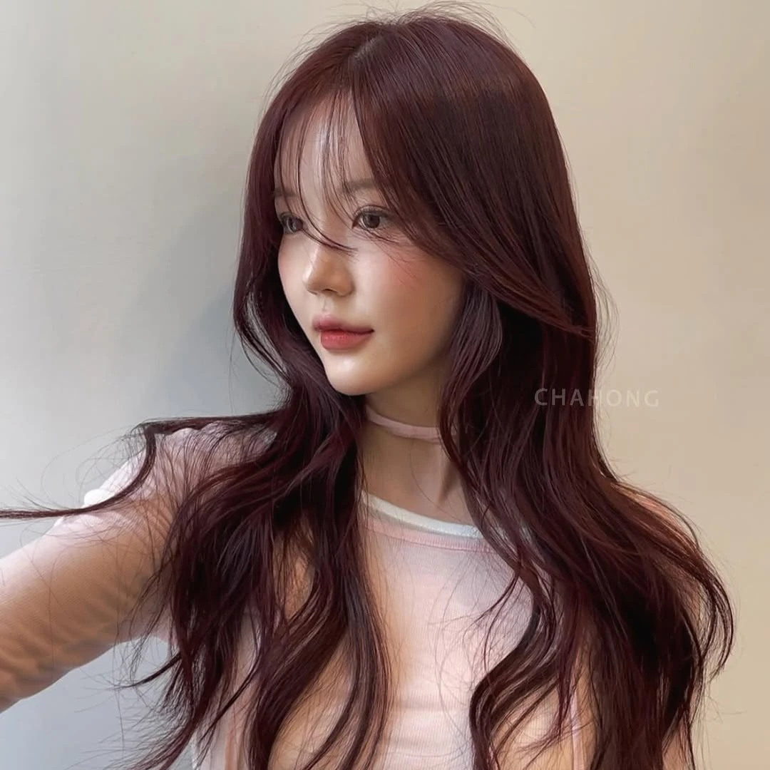 2026紅色系髮色推薦!波爾多紅、安可拉紅高級又顯白,趙露思同款染完氣場超強!