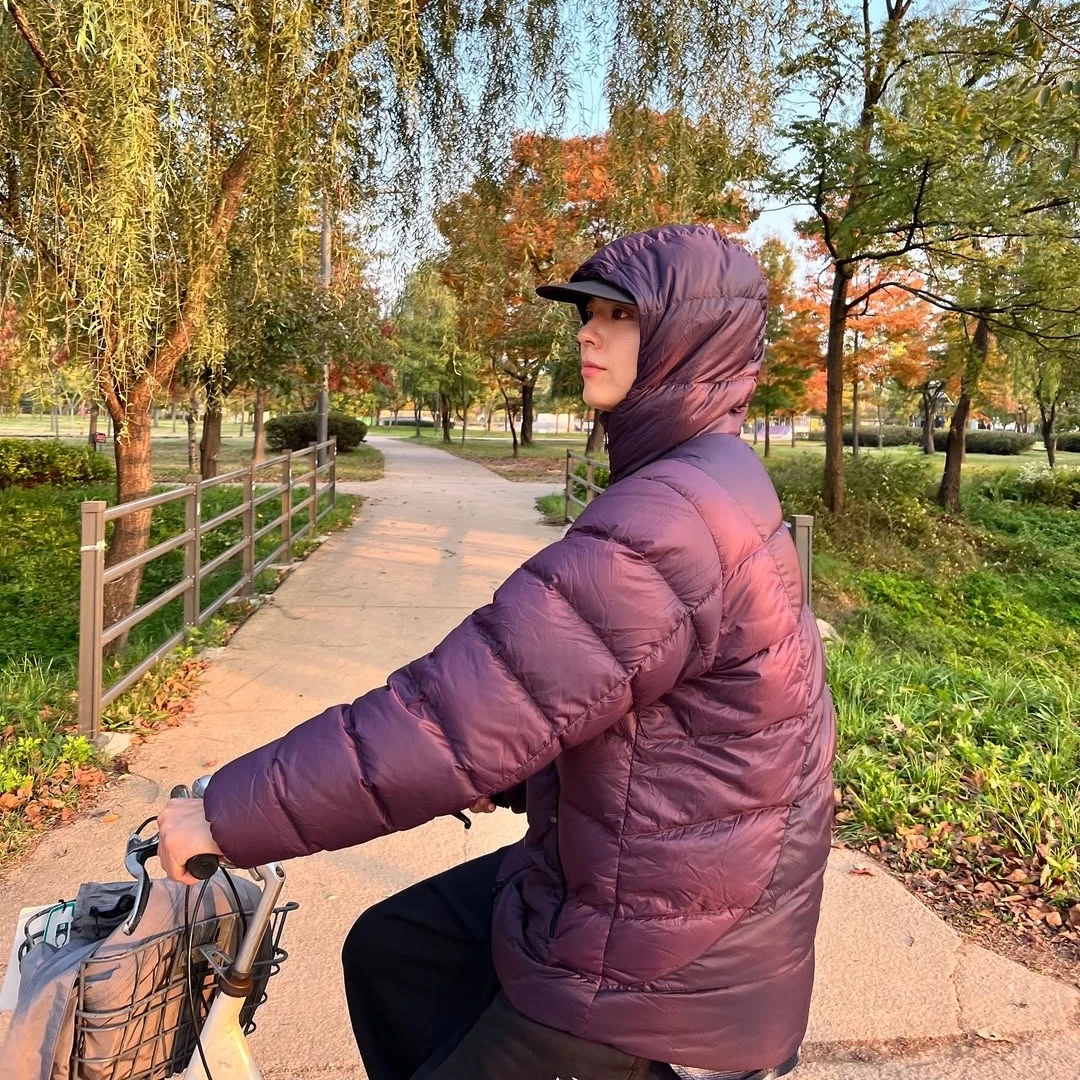 朴寶劍「羽絨外套穿搭」意外撞衫婆媽最愛紫色羽絨外套！粉絲靠顏值買單，孫藝珍也在穿