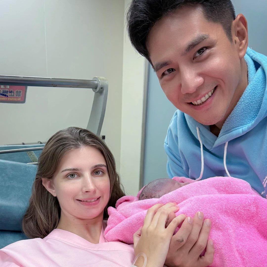 恭喜佳娜生了!祖雄喜當二寶爸,裸上身抱兒子:一家四口的新旅程