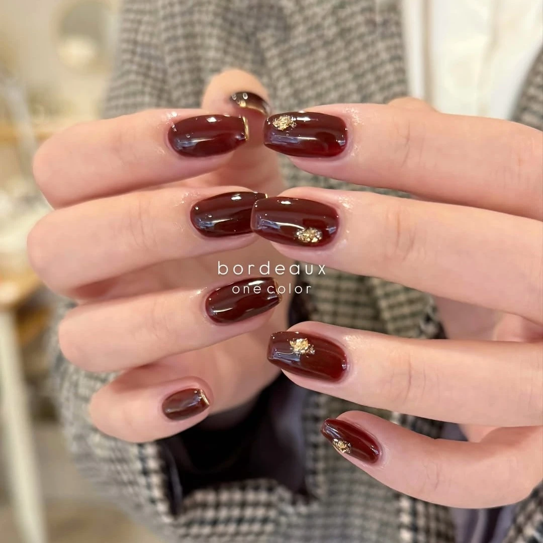 2025日本美甲師票選「秋冬最流行色系+造型」公開!沙龍指定率最高款式曝光,一路紅到2026!