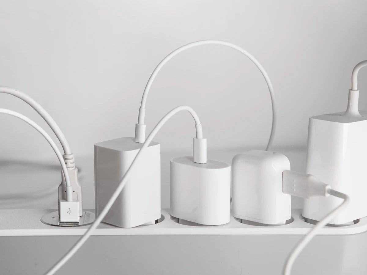 「壞掉」的充電器，其實只是髒了