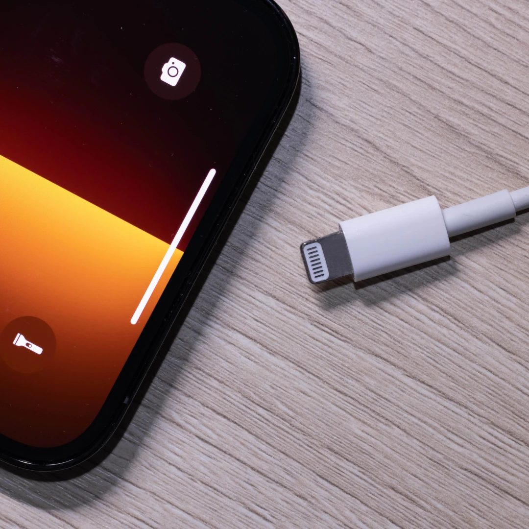 iPhone突然充不進電?日本達人教你「1 招清潔法」讓充電線秒復活