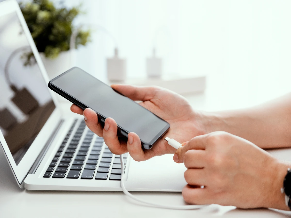 長期插電真的會傷電池? 長期插電真的會傷電池?