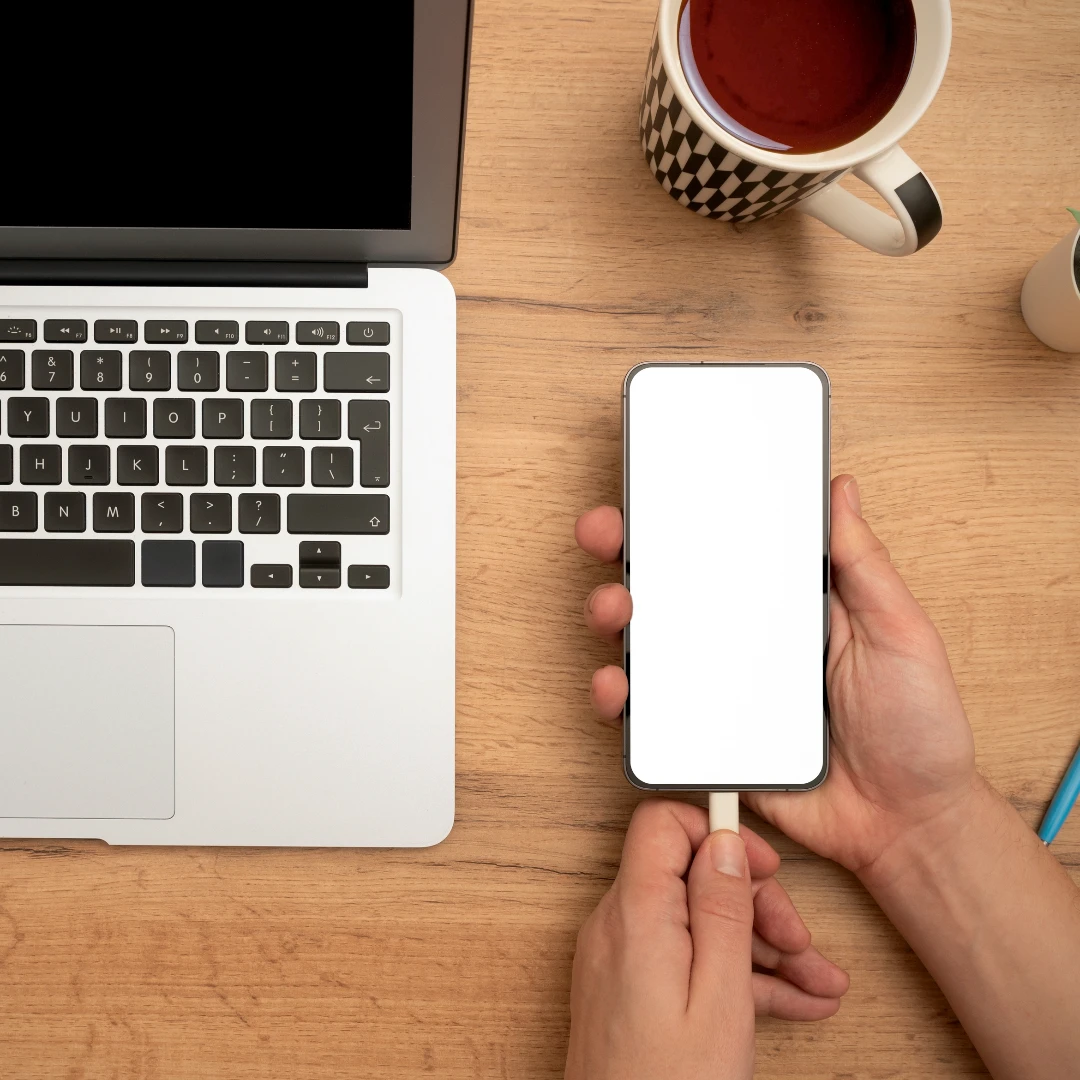 手機可以整晚插著充電嗎？日本專家揭真相超震撼，網友看完：我馬上改！