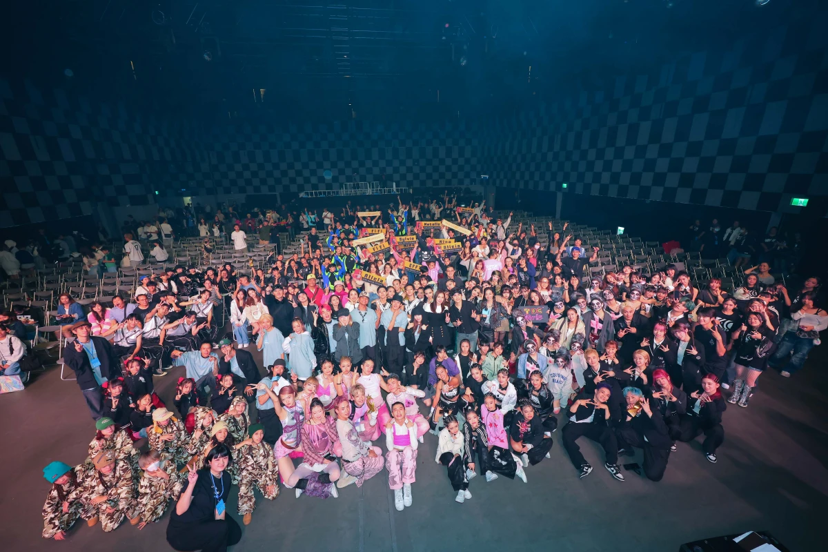 郭台銘、曾馨瑩女兒妞妞也到場支持！巴恩風穿搭配 Miu Miu 包