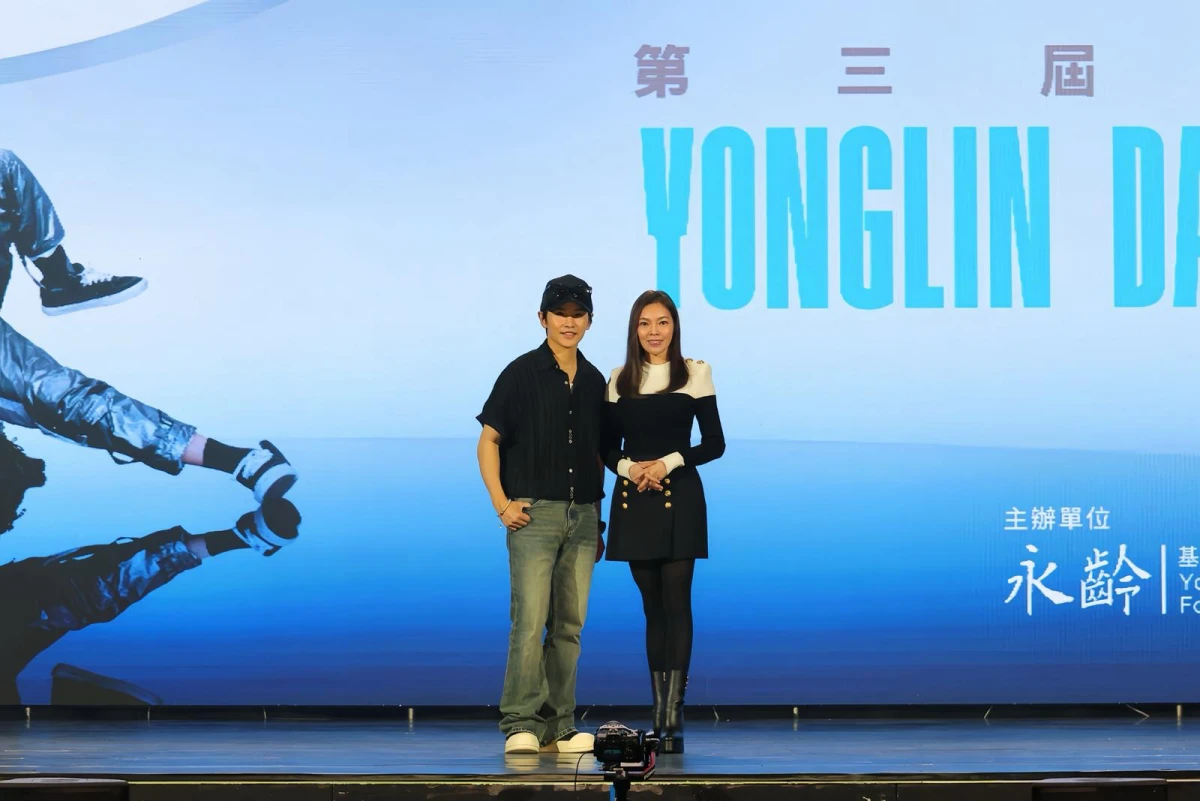 郭台銘、曾馨瑩女兒妞妞也到場支持！巴恩風穿搭配 Miu Miu 包