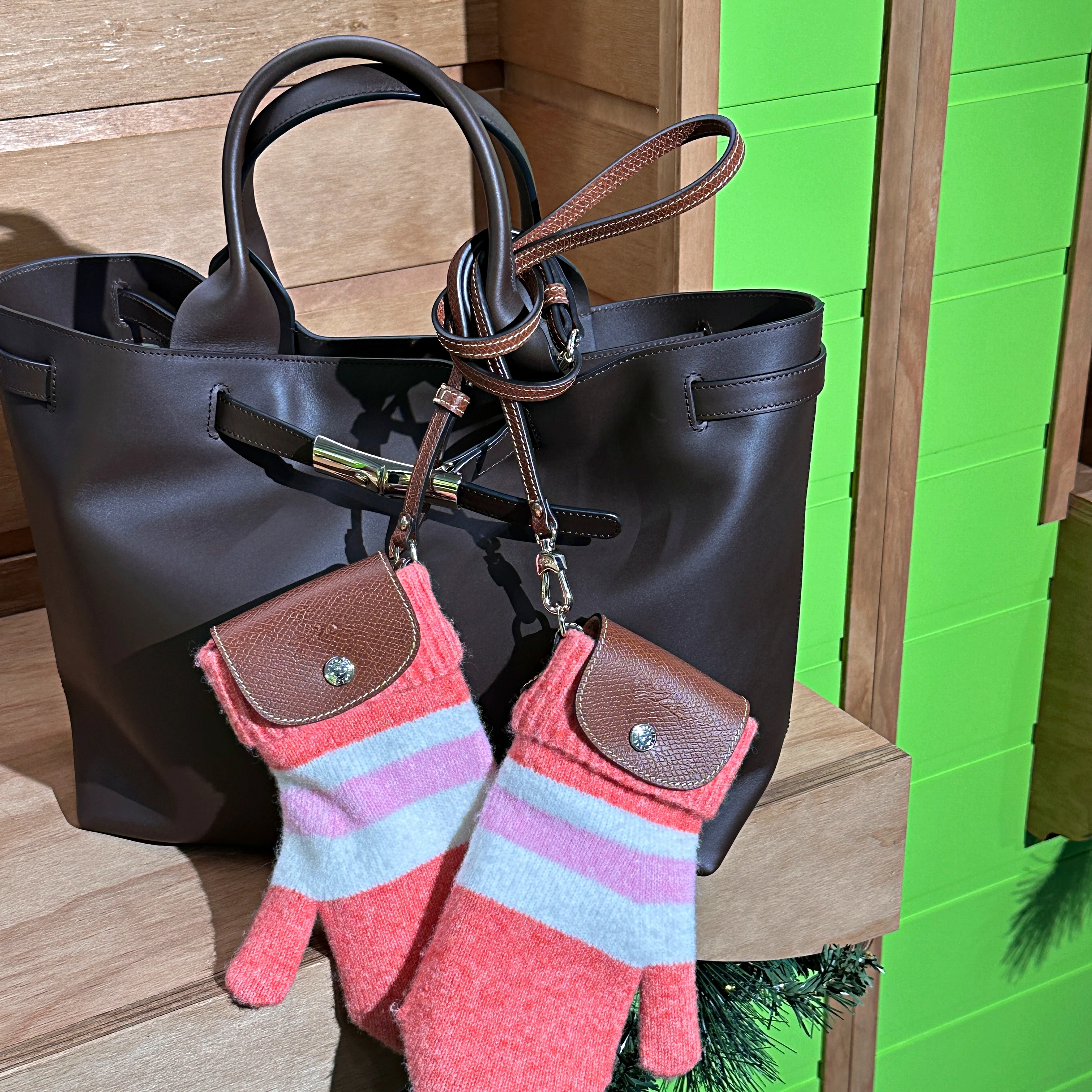 Longchamp新品好燒！推軟萌爆米花桶包、幸運餅乾包⋯「繫帶托特包」極簡控必買