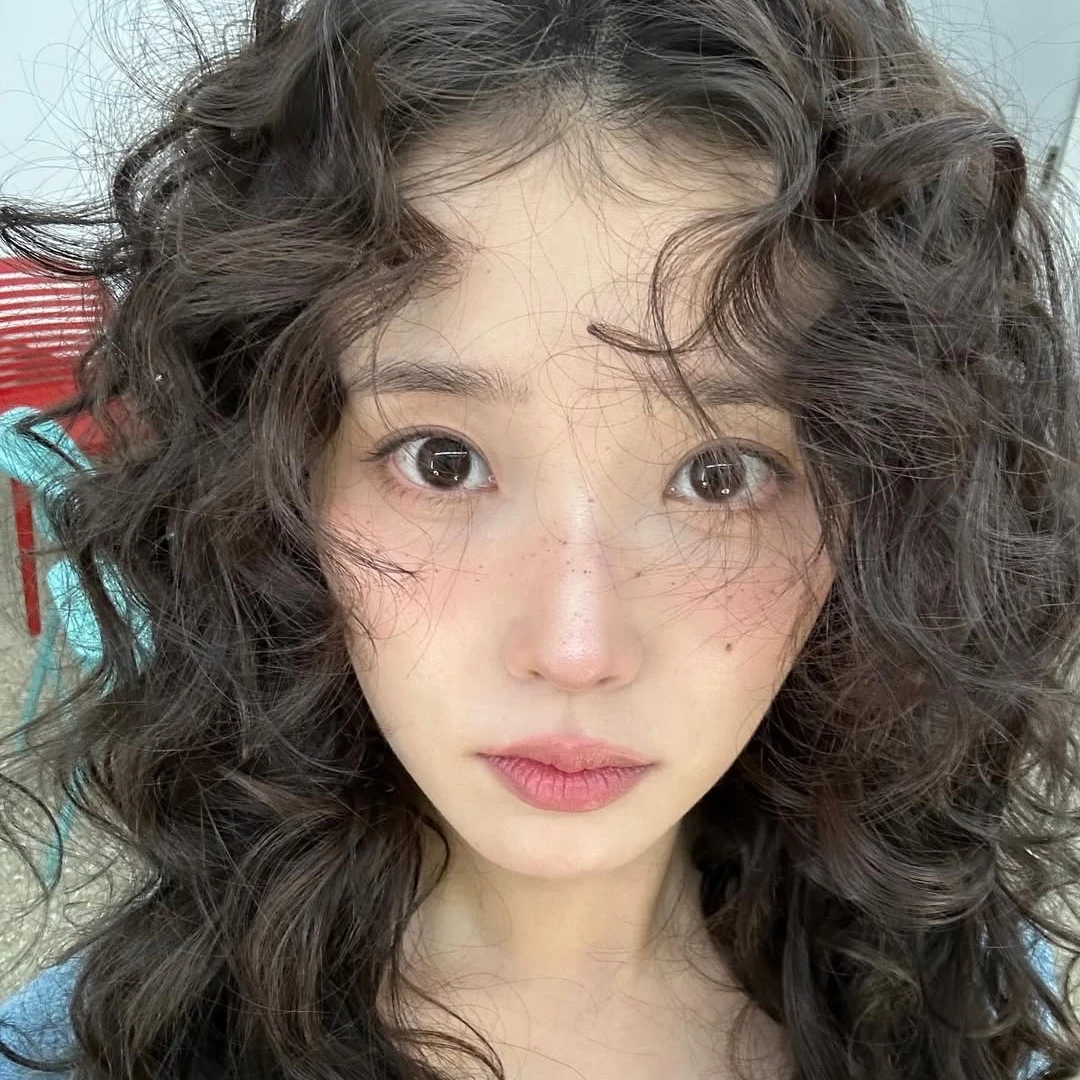 IU新造型「羊毛捲」萌翻全網!5款女神髮型公開,網友:根本秋冬髮型教科書!