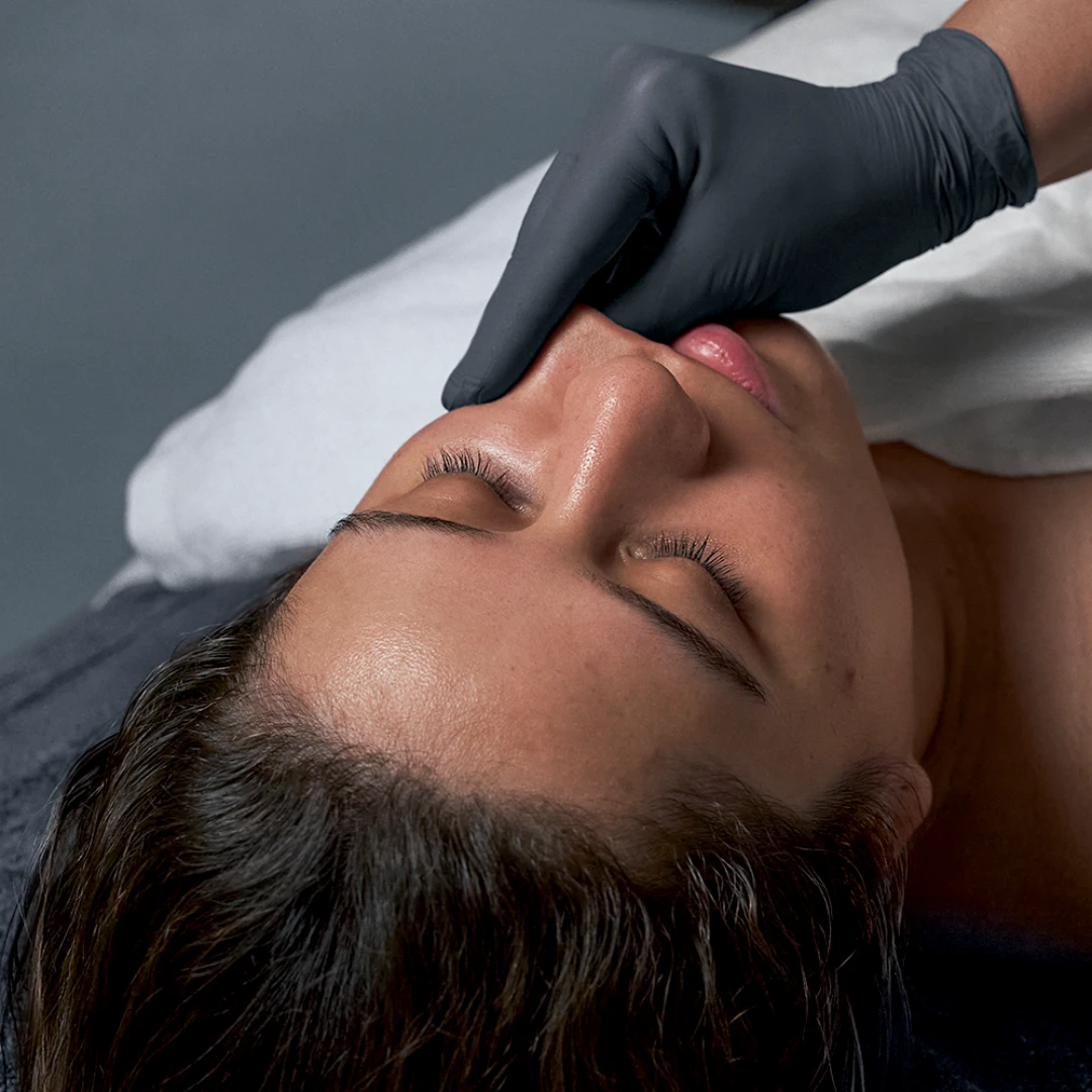 J.Lo、梅根都瘋這招!歐美爆紅「口面頰按摩」掀熱潮,救垮臉堪比微整!