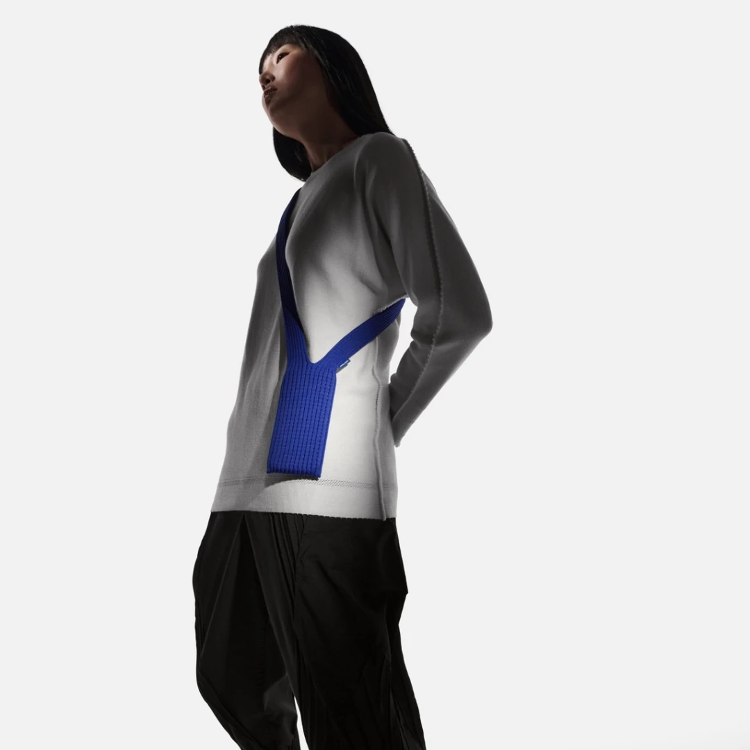 APPLE x 三宅一生驚喜打造手機包！意外插曲讓賈伯斯把「黑色高領」變成人生制服