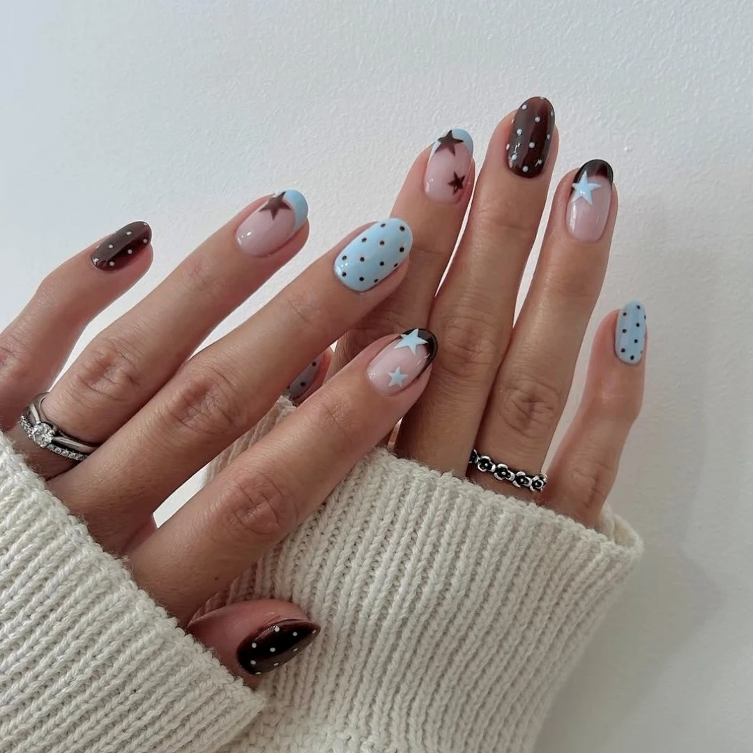 2025秋冬美甲爆款！藍咖色美甲推薦：日系、暈染、漸層一次看，指尖高級感直接拉滿