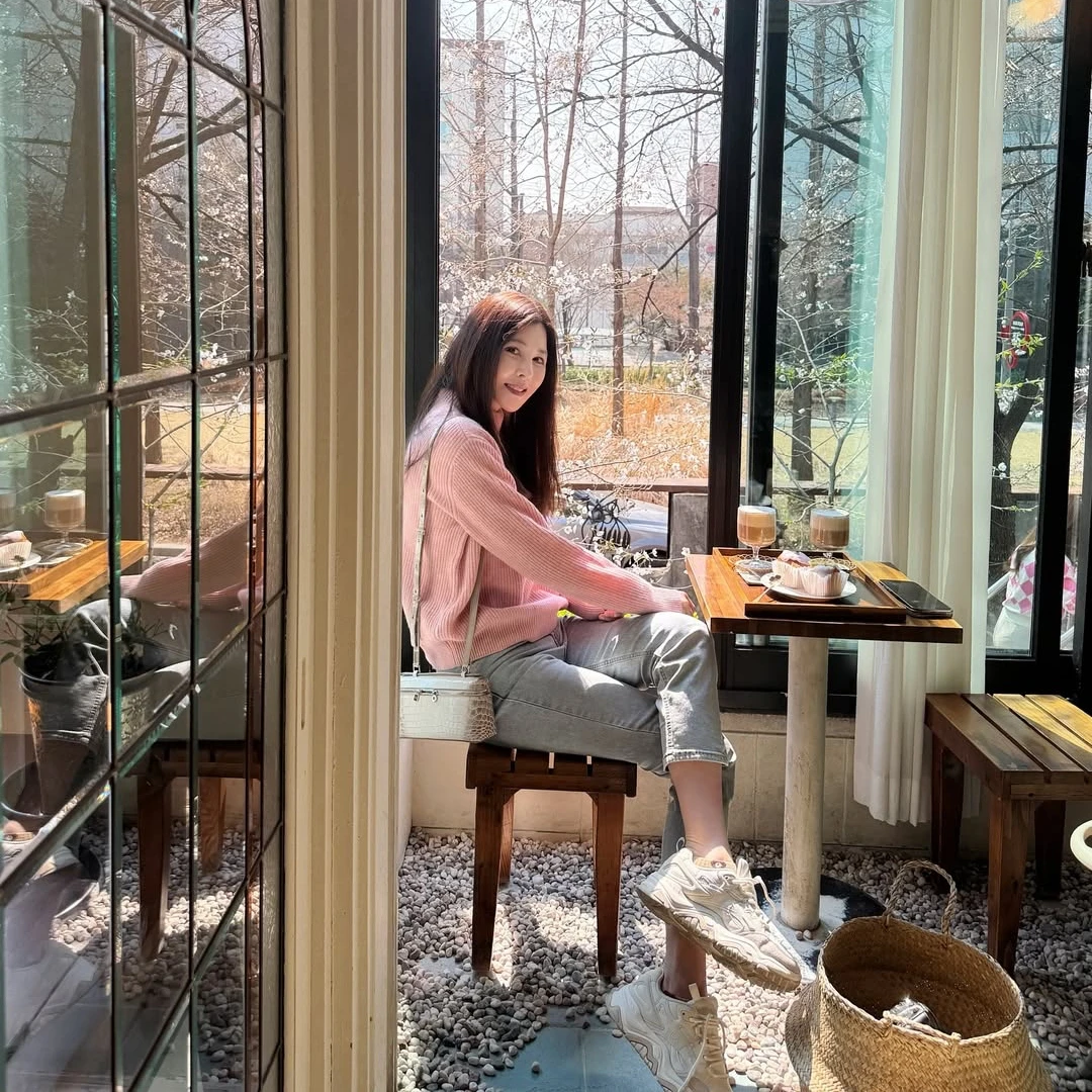 穆熙妍揹Loro Piana 也穿FILA！低調貴氣，被譽為最沒有架子的百億千金！