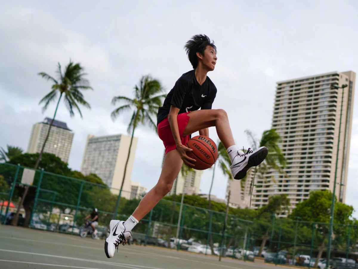 鄧超曬父子打球照