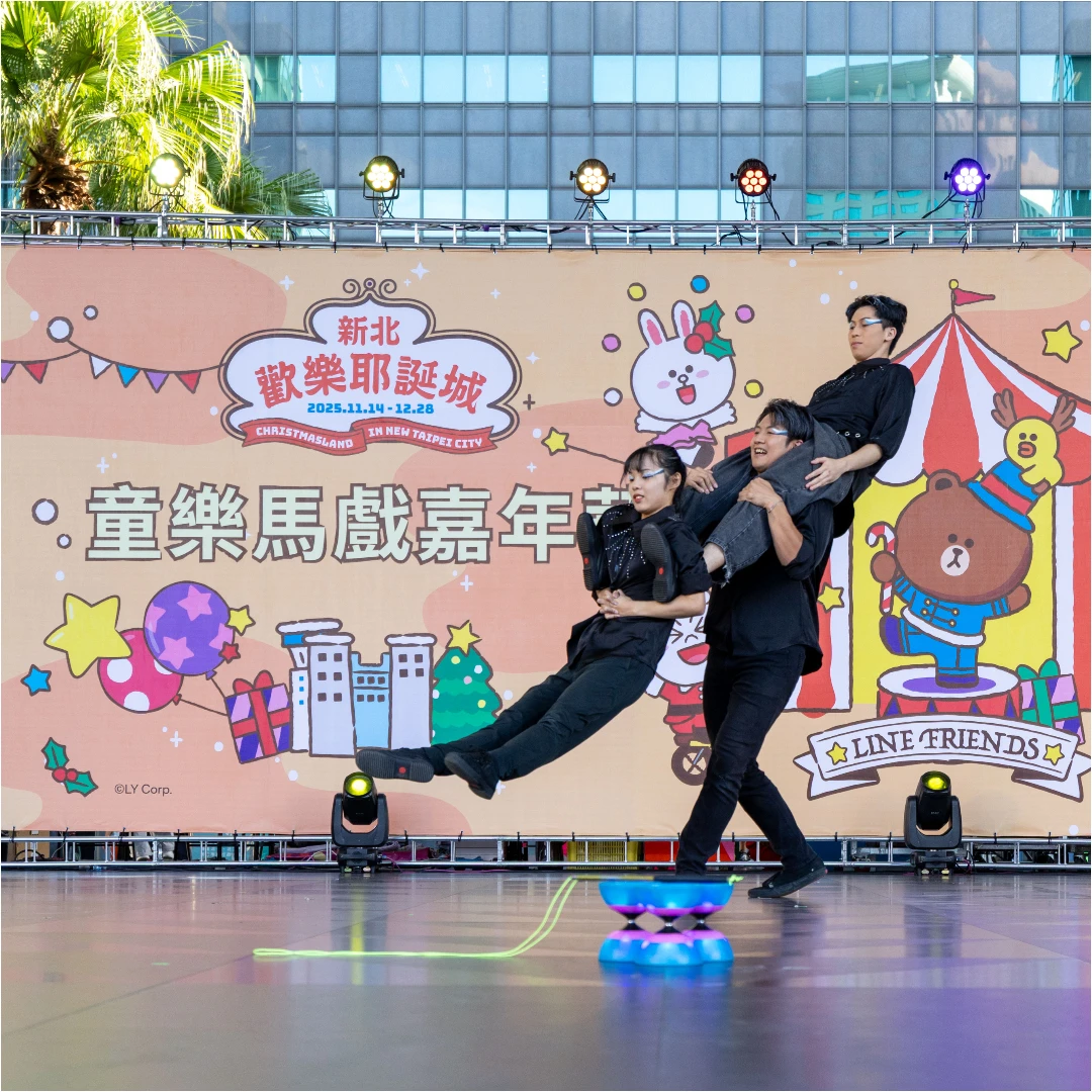 泡泡雨＋魔術秀嗨翻天！耶誕城首週末親子人潮湧現，童話角色輪番登台