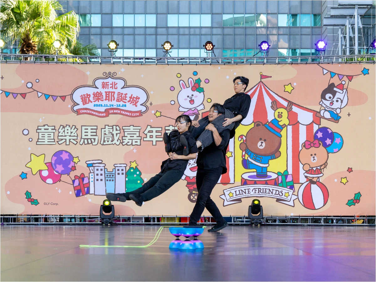 泡泡雨＋魔術秀嗨翻天！耶誕城首週末親子人潮湧現，童話角色輪番登台