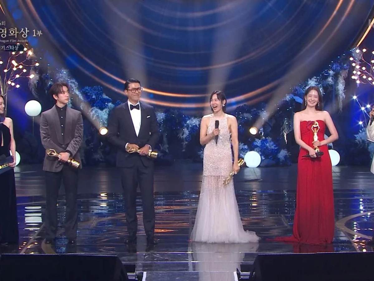 玄彬、孫藝珍同台獲頒人氣獎，回味《愛的迫降》