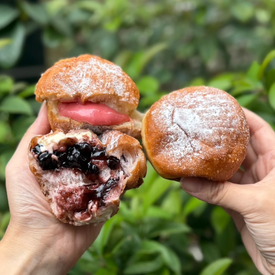 拉亞漢堡推「2款爆漿生甜甜圈」全台都能吃到！「藍莓乳酪貝果」大變身粉絲暴動了