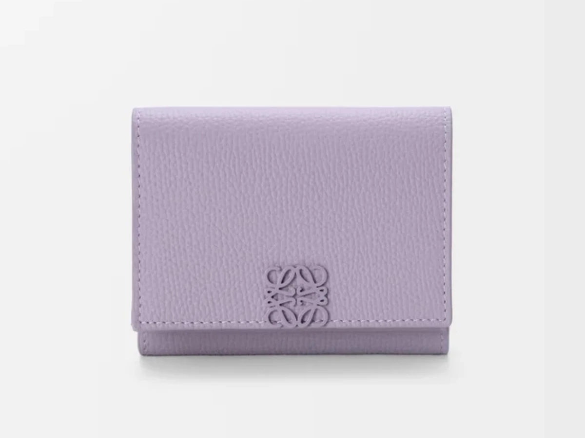 LOEWE 鵝卵石紋小牛皮 Anagram 三摺錢包，NT.24,000
