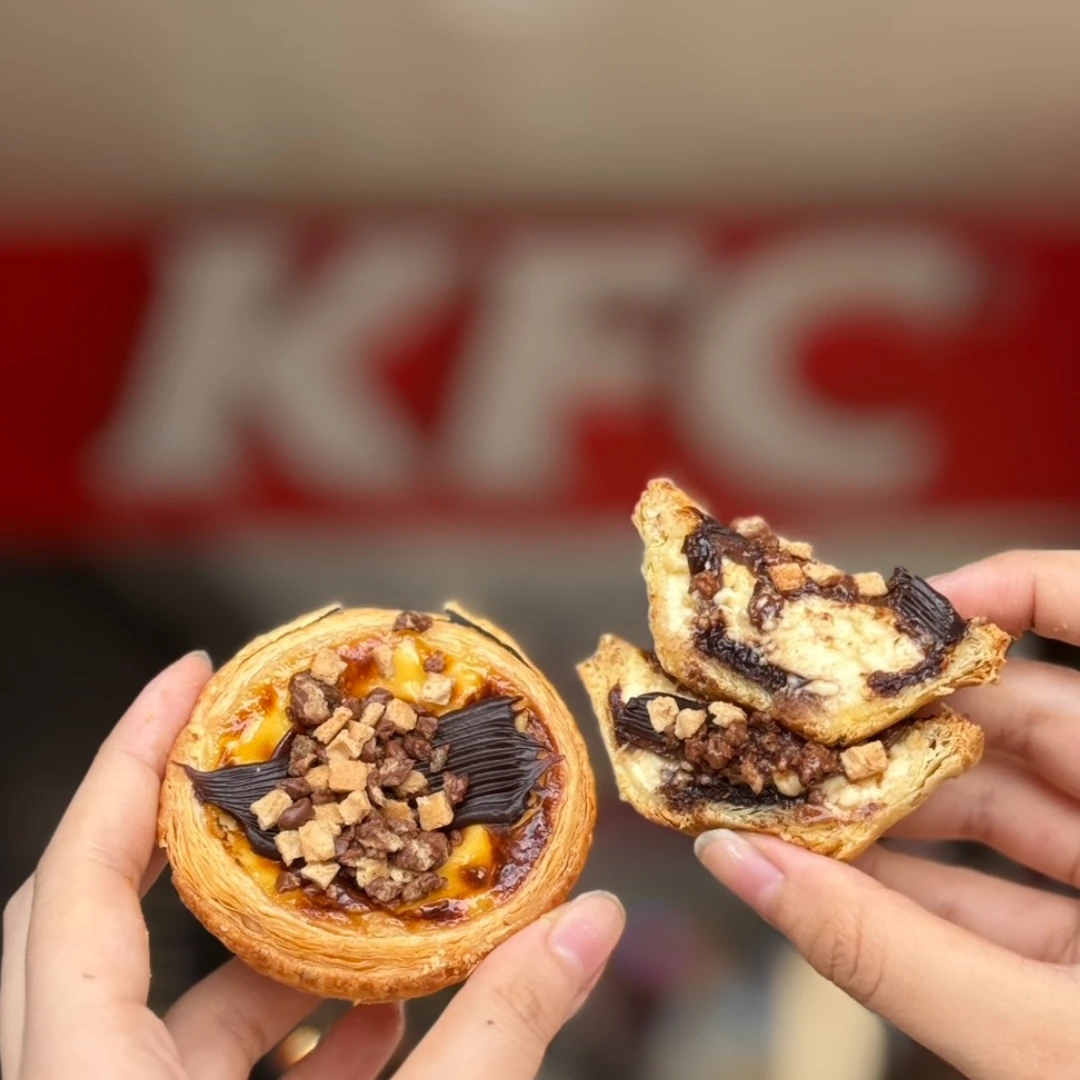 肯德基蛋撻KITKAT聯名「奇巧可可流心蛋撻」太濃郁!冬季必吃聖誕巨大桶又來了