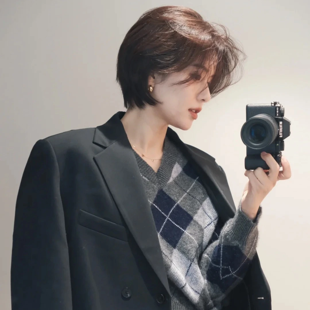 2026女生「自然捲髮型」推薦！C字髮尾燙超修臉、短髮首推這款，網友狂讚：終於跟自然捲和解！