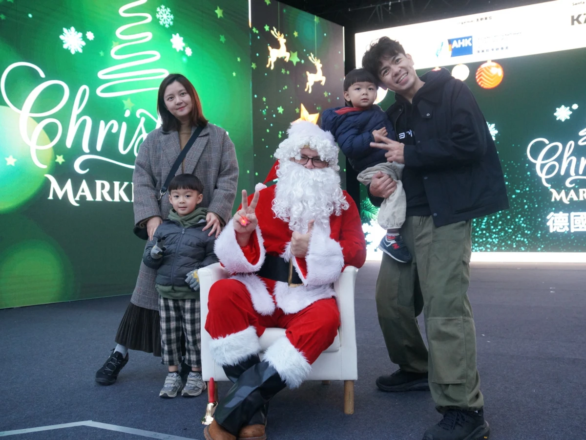 耶誕老人驚喜現身