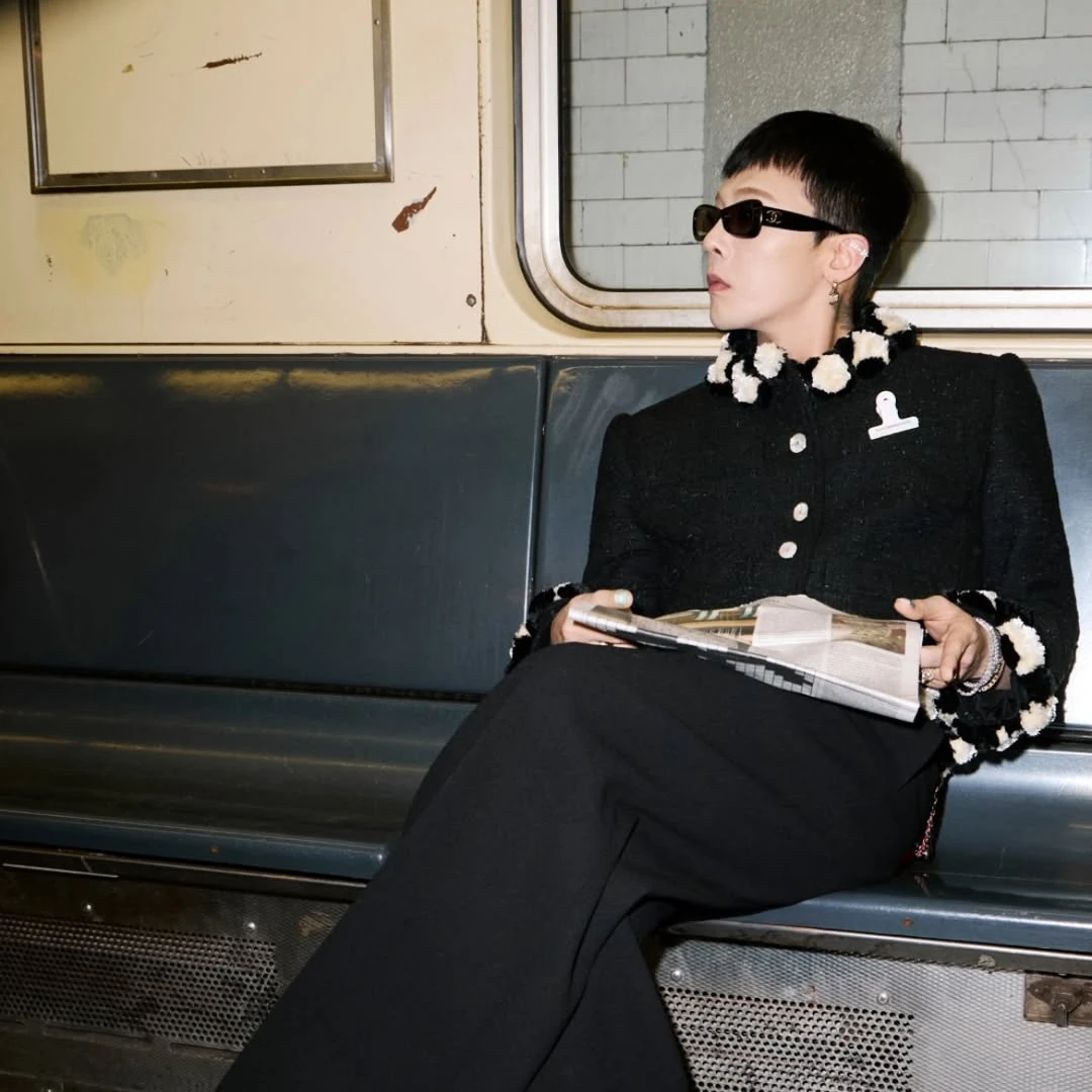 Chanel 2026高級手工坊亮點：紐約觀光T、咖啡杯套、毛衣配牛仔褲⋯引共鳴！GD小香穿搭