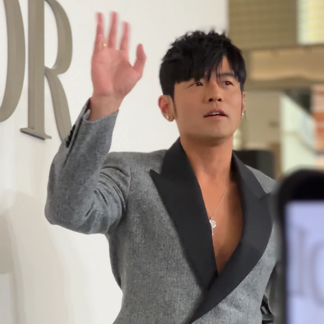 周杰倫秀胸肌現身Dior旗艦店，直言：想趕快去挑禮物！透露新專輯進度有望這時間聽到