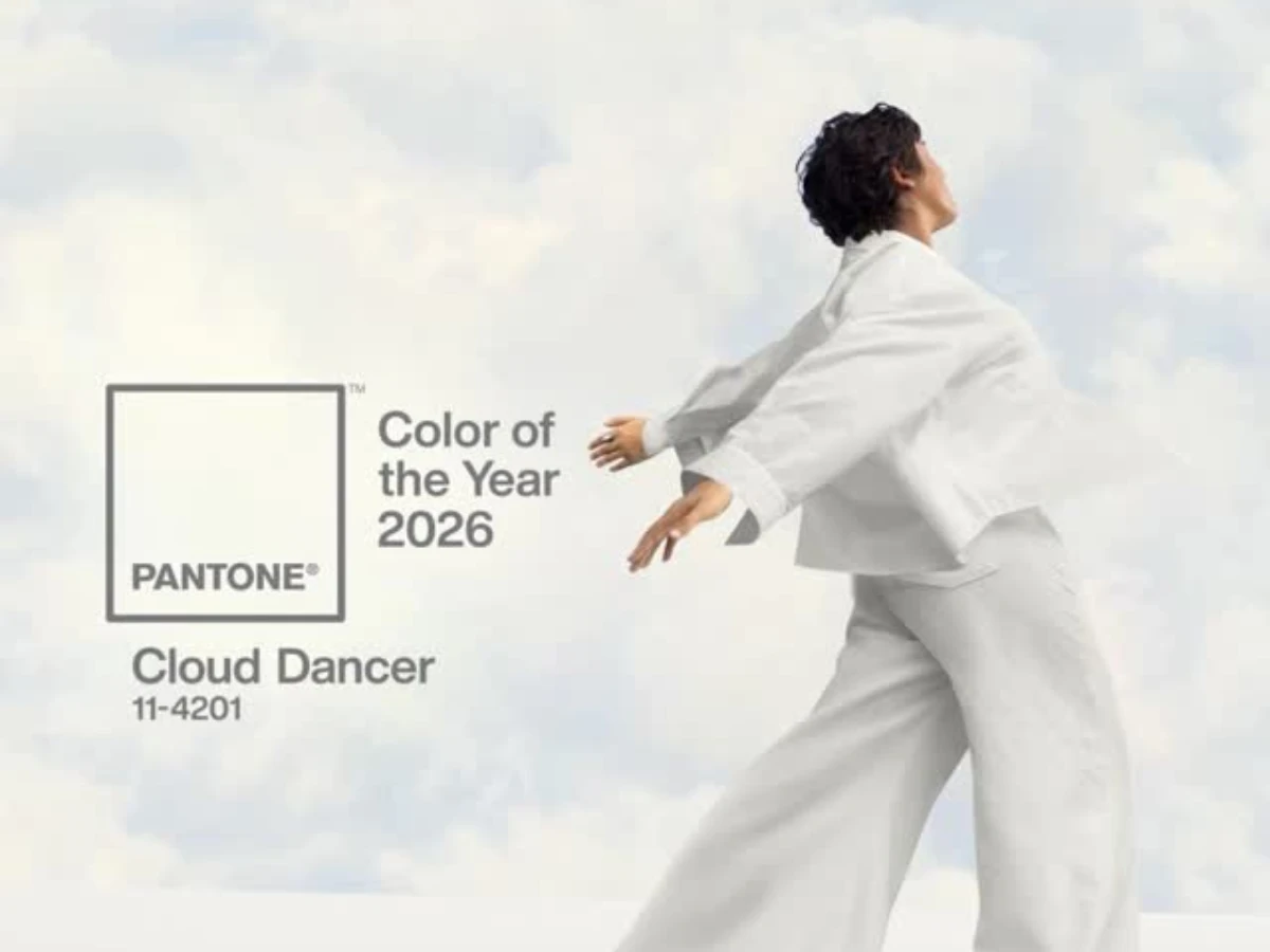 2026 穿搭顯白色盤點：雲上舞白、糖果粉一穿變年輕，克萊因藍不挑膚色去蠟黃