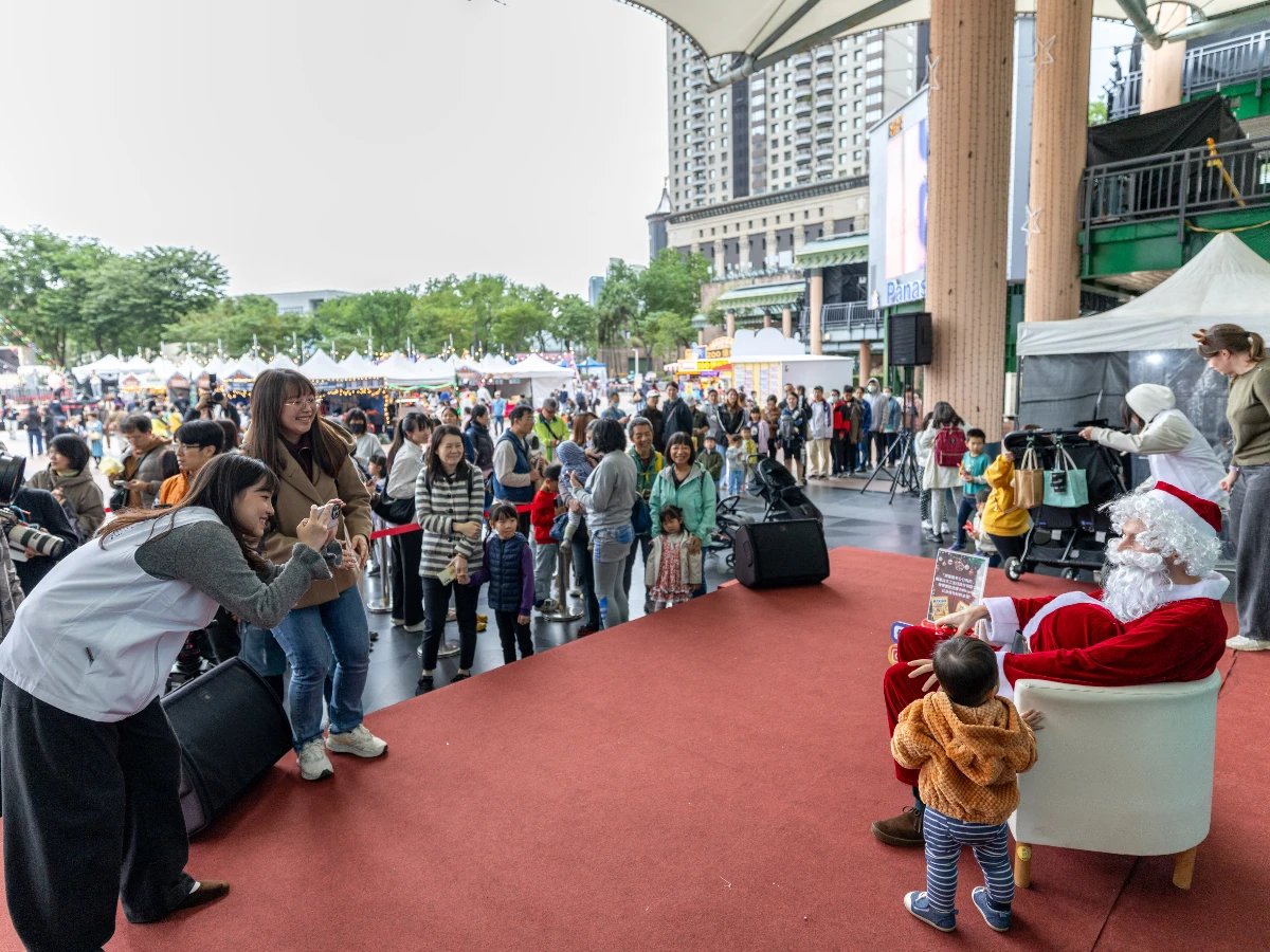 兩支光雕秀輪番上陣，每晚都像在過耶誕夜