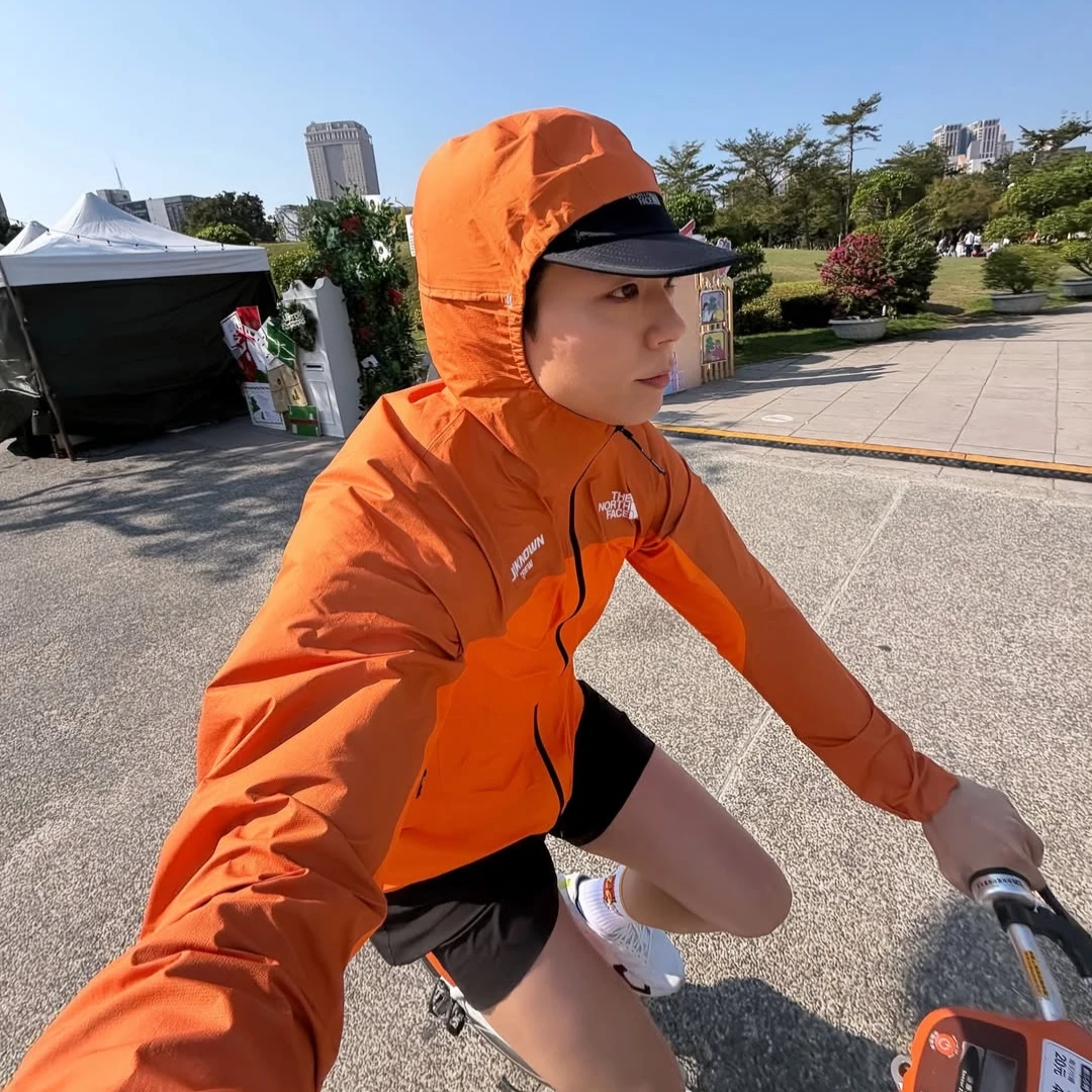 朴寶劍「The North Face外套」搜出！慢跑穿亮橘色夾克，這款超暖羽絨外套一次包2色