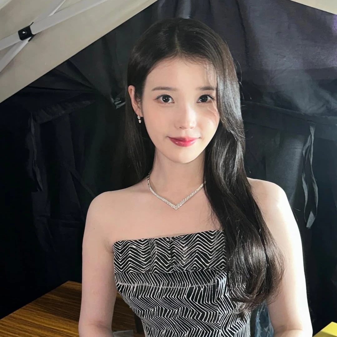 IU AAA橫掃6大獎，上台狀態美成仙！32歲素顏零瑕疵，愛吃「1水果」養顏又改善便秘