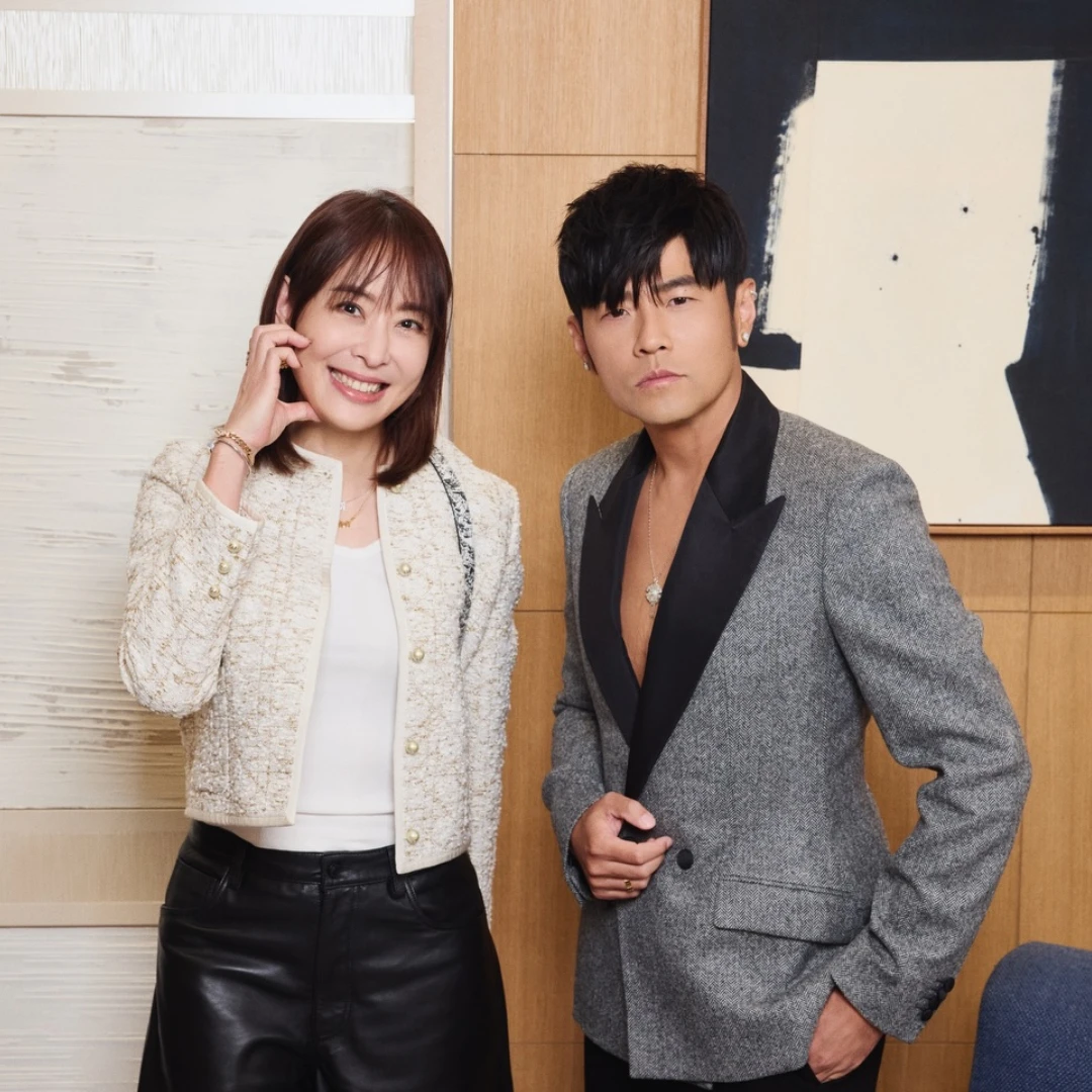 賈董、周董夢幻合體！賈永婕「DIOR外套穿搭」獲好評，親曝周杰倫臭臉原因