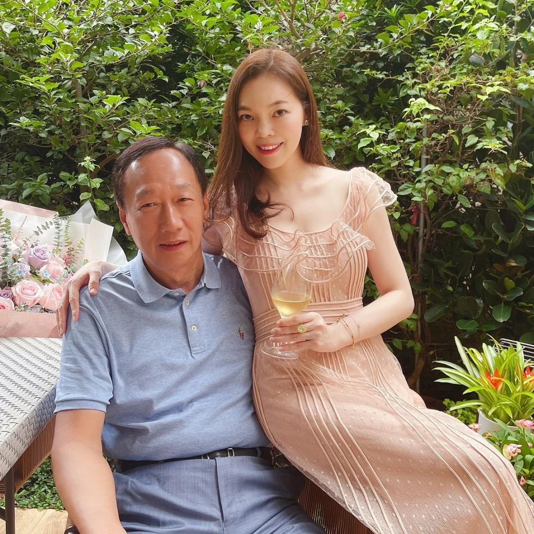 郭台銘滿頭白髮震撼曝光！曾馨瑩揭「1原因不染髮」專家公開4招逆轉白髮術