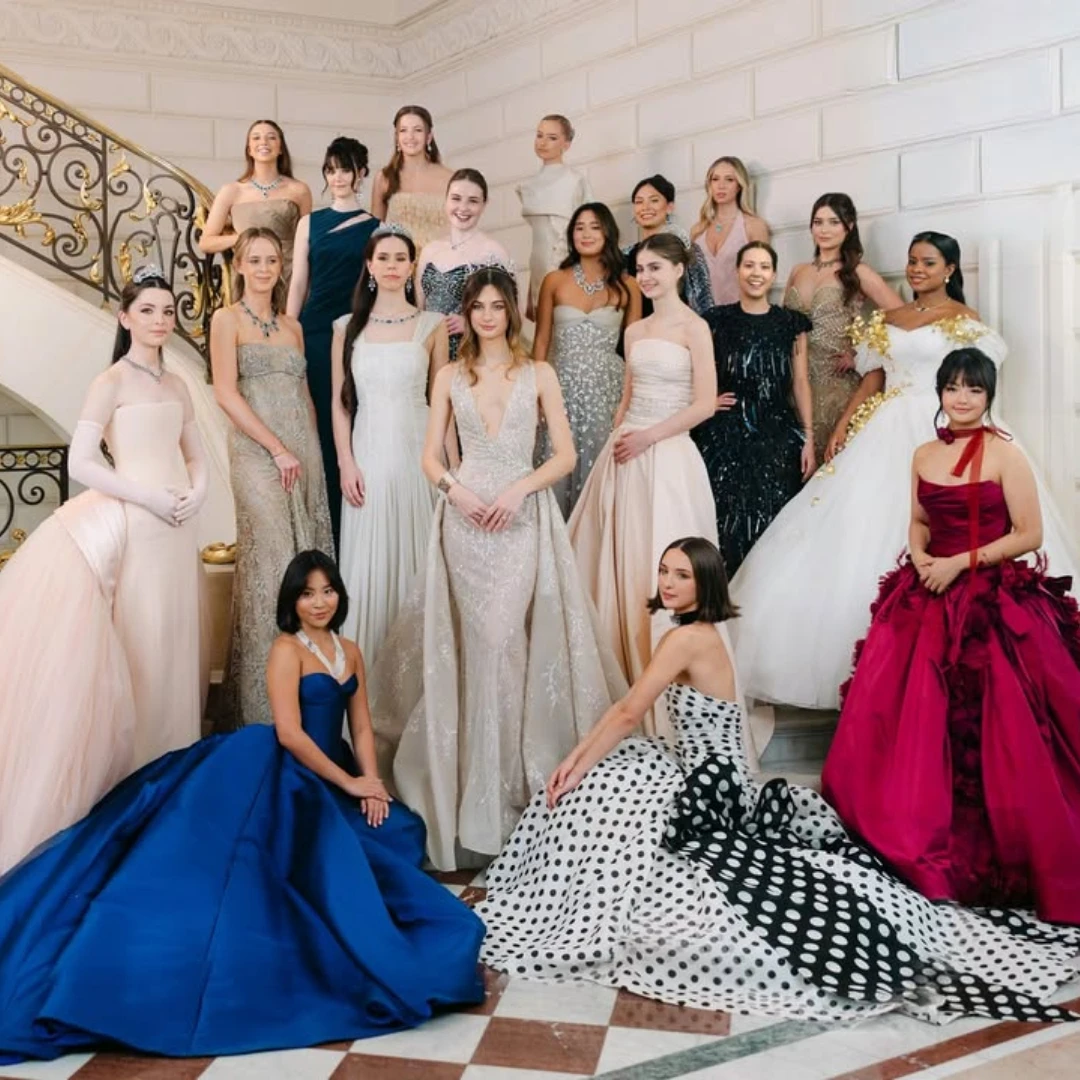 全球只有19位名媛貴族能參加！2025巴黎名媛舞會登場，吳君如19歲女兒藍色高訂甜笑出席