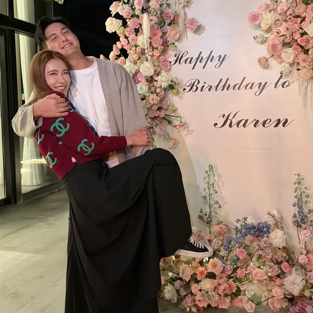 小禎慶生放閃小7歲男友！香奈兒毛衣穿搭，腳上這雙「Converse開口笑」彷彿回到18歲