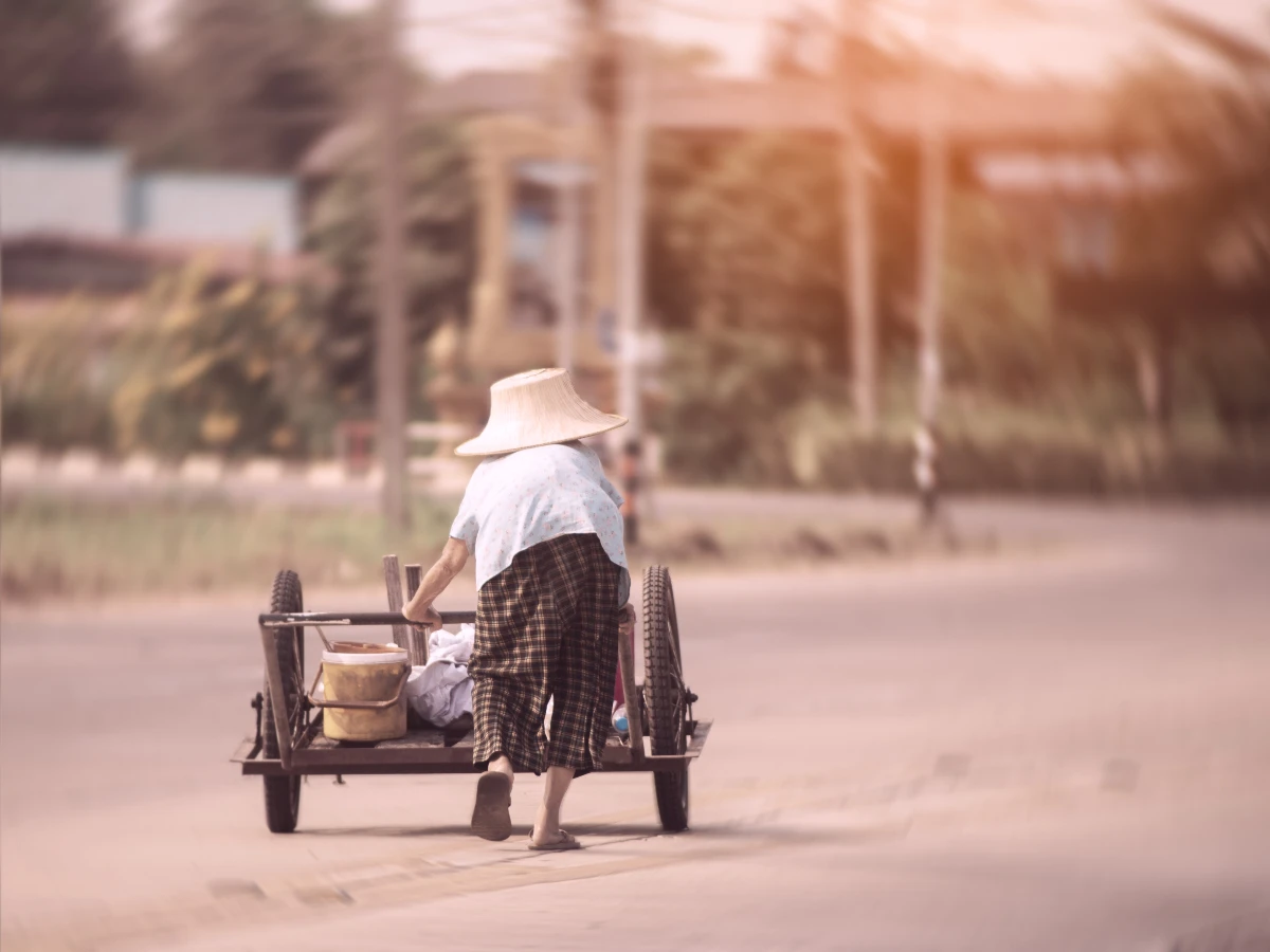 駝背竟是健康警訊！醫師揭駝背恐增加死亡風險，4大營養素要補強