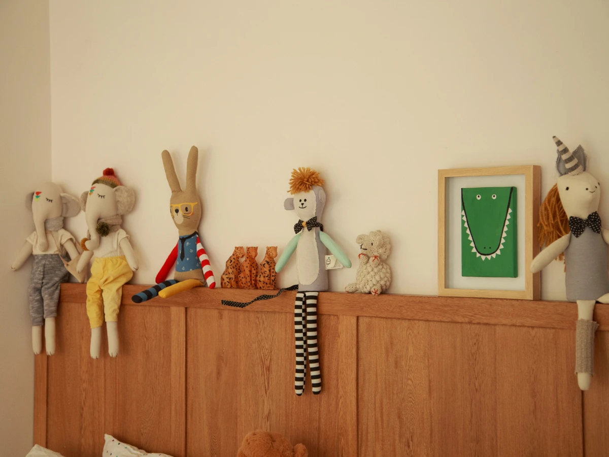 床上整隊的毛絨娃娃