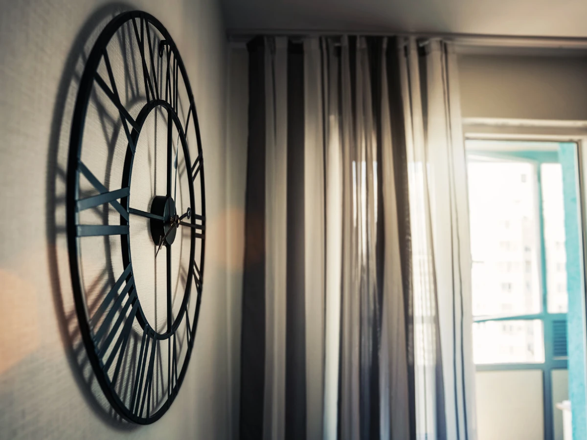 時鐘正對門