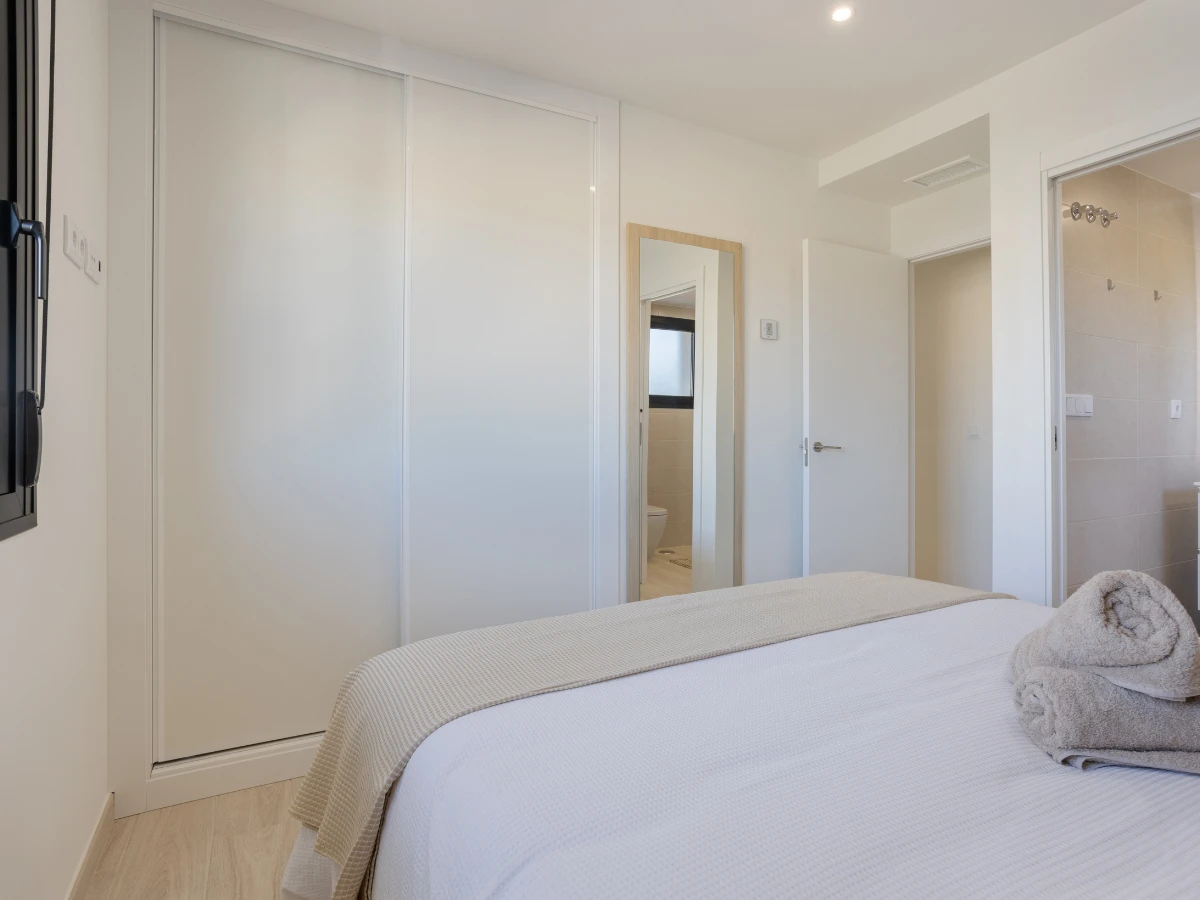 床尾正對浴室門