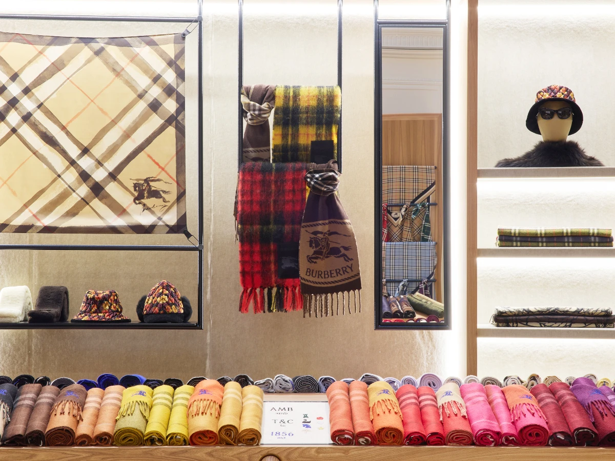 Burberry推出圍巾吧Scarf Bar
