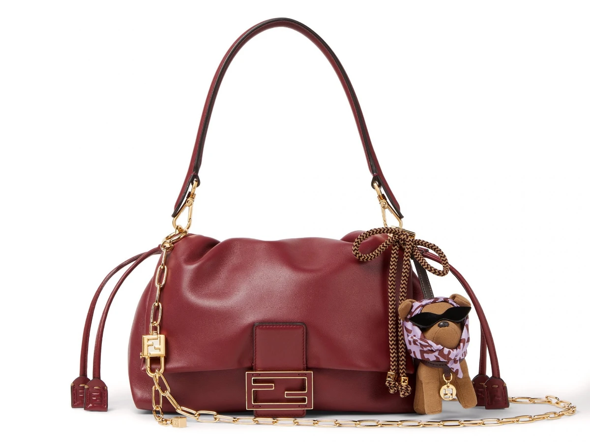 FENDI Mamma Baguette，NT.114,500；FENDI Gina 吊飾，NT.26,800。