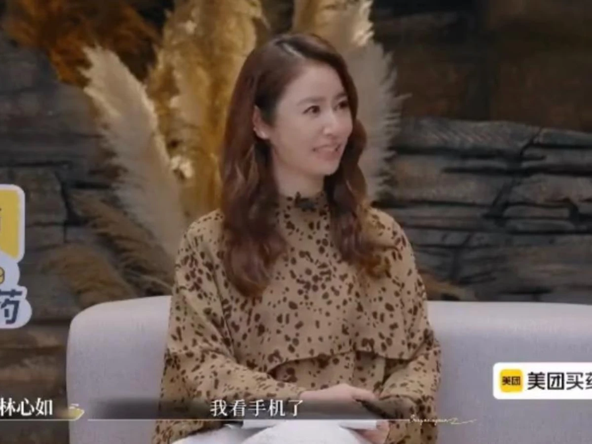 副駕滑手機被另外一半抱怨引發共鳴