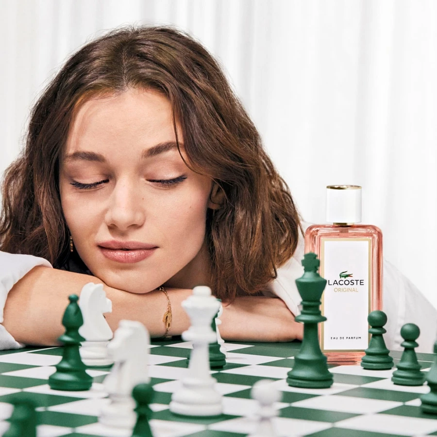 【情境圖-3】LACOSTE經典女性淡香精由法國演員暨模特兒Eva Danino主演形象廣告影片