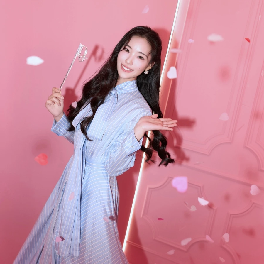 18歲就當Dior門面？Lily用一抹唇色撐住全場