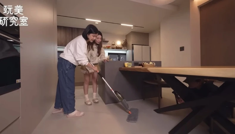 開箱李佳穎家發現清潔神器！廚房油垢、地板除汙，「英國潔」免手刷又快又省力