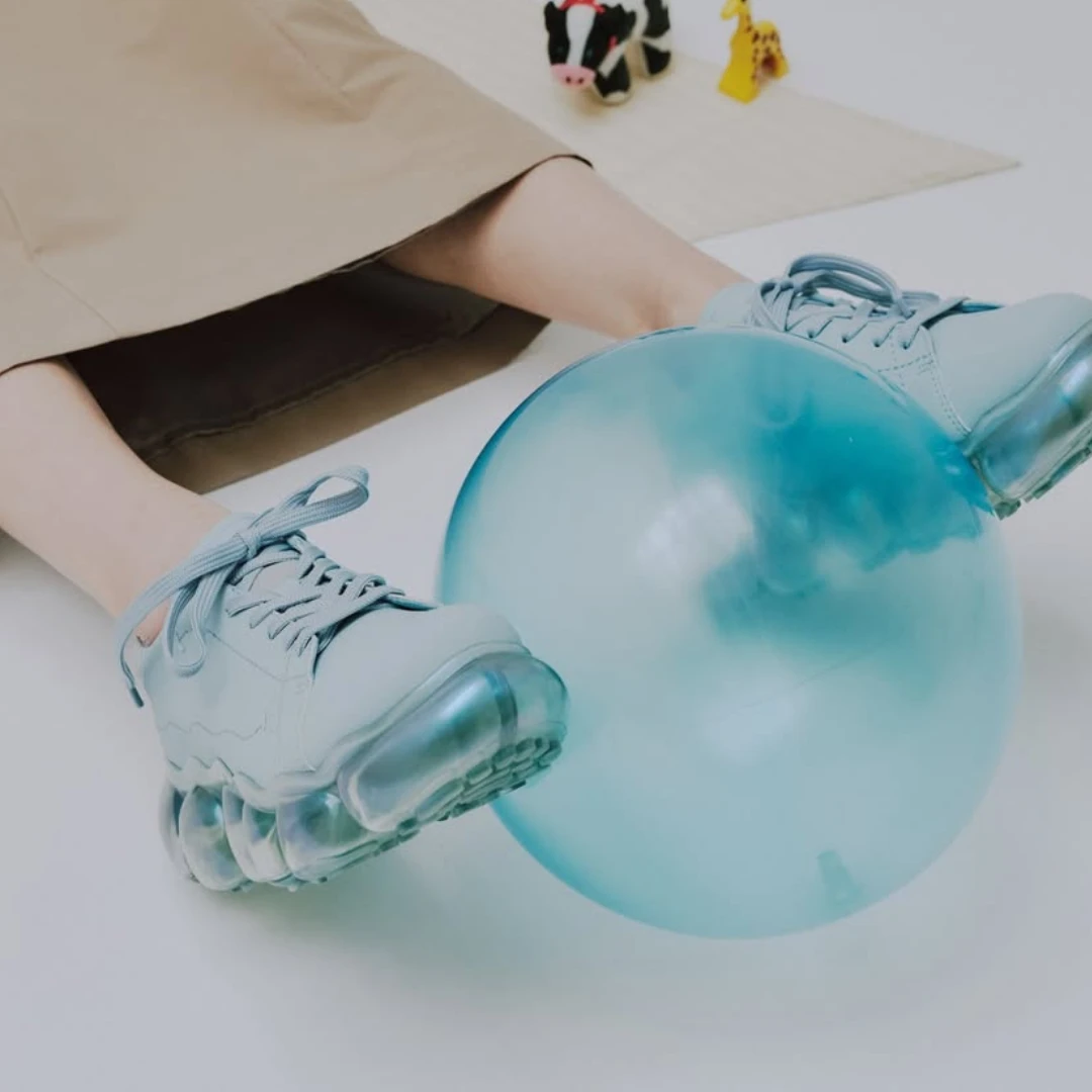 日本買鞋改搶「氣泡鞋」！氣墊鞋底、年輕人都在穿，IU、CORTIS韓星人腳一雙