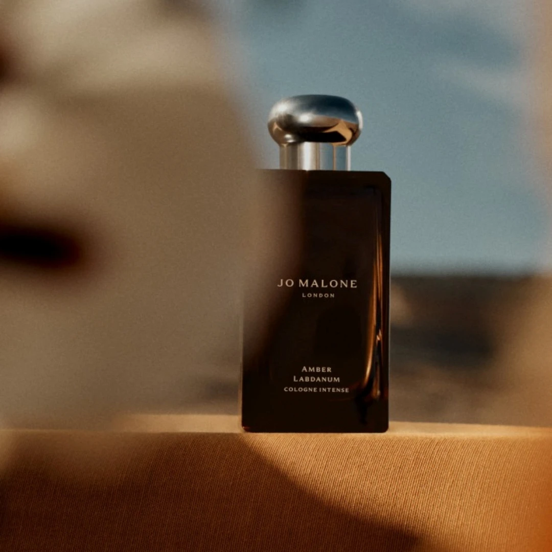 2026木質香水徹底翻紅！從日常好感到氣場全開，這5支一噴就被記住