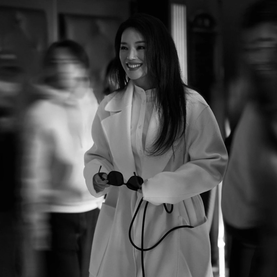 40–50歲女性更該穿淺色大衣！舒淇「白色大衣穿搭」示範，比黑色更顯年輕還藏肉